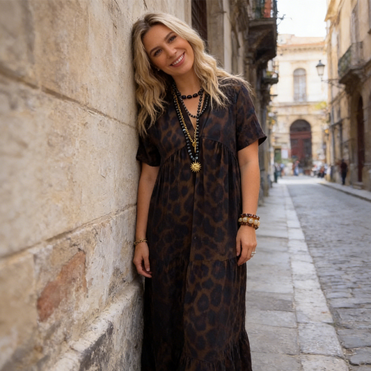 Robe léopard 💃 Col V, taille haute, coupe amincissante, jupe fluide, manches courtes respirantes : une élégance sauvage instantanée ! ✨