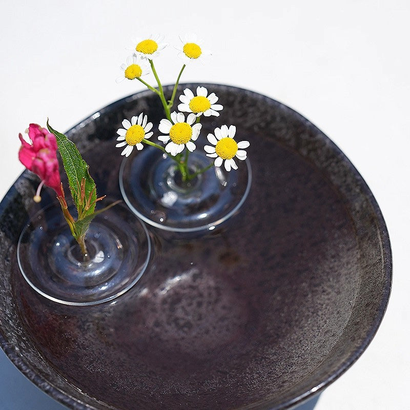 Support Créatif pour Composition Florale Flottante – Élégance Aérienne et Décor Aquatique