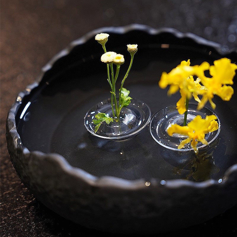 Support Créatif pour Composition Florale Flottante – Élégance Aérienne et Décor Aquatique
