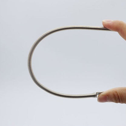 Outil multifonction pliable à cordon élastique pour enfiler les fils facilement