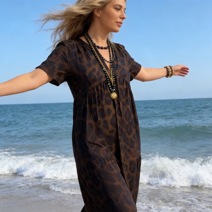 Robe léopard 💃 Col V, taille haute, coupe amincissante, jupe fluide, manches courtes respirantes : une élégance sauvage instantanée ! ✨
